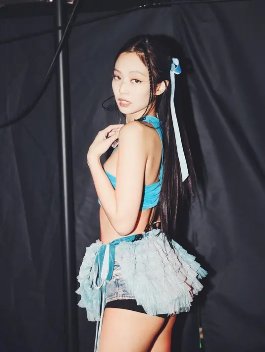 <p>Didominasi warna biru, ia memadukan suede biru dengan rok tule berwarna abu-abu. [Instagram/jennierubyjane]</p>
