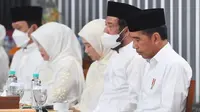 Presiden Joko Widodo (Jokowi) menghadiri prosesi doa 1.000 harian wafatnya sang ibu, Sudjiatmi Notomihardjo di kediaman almarhumah di Solo, Jawa Tengah. (Dok. Instagram @jokowi)