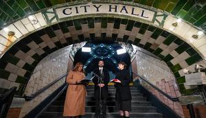 Jaksa Agung Negara Bagian New York Letitia James melantik Zohran Mamdani sebagai wali kota New York City, disaksikan istrinya Rama Duwaji, Kamis (1/1/2026). (Dok. AP Photo/Yuki Iwamura)