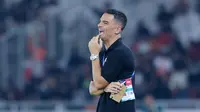 Pelatih Persija Jakarta, Carlos Pena saat melawan Dewa United pada laga pekan kelima BRI Liga 1 2024/2025 di Stadion Utama Gelora Bung Karno, Jakarta, Senin (16/9/2024). (Bola.com/M Iqbal Ichsan)