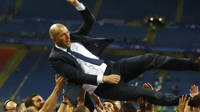 Pelatih Real Madrid, Zinedine Zidane, merayakan juara Liga Champions 2015-2016