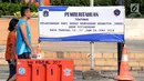Warga melintas di depan spanduk pemberitahuan peniadaan pelaksanaan Hari Bebas Kendaraan Bermotor (HBKB) di Bundaran Hotel Indonesia, Jakarta, Minggu (3/6). Pelaksanaan HBKB akan ditiadakan pada 10, 17, dan 24 Juni 2018. (Liputan6.com/Helmi Fithriansyah)