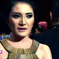 Kiki Amalia memberi ucapan selamat pada Hengky Kurniawan yang baru saja menikahi Sonya Fatmala.
