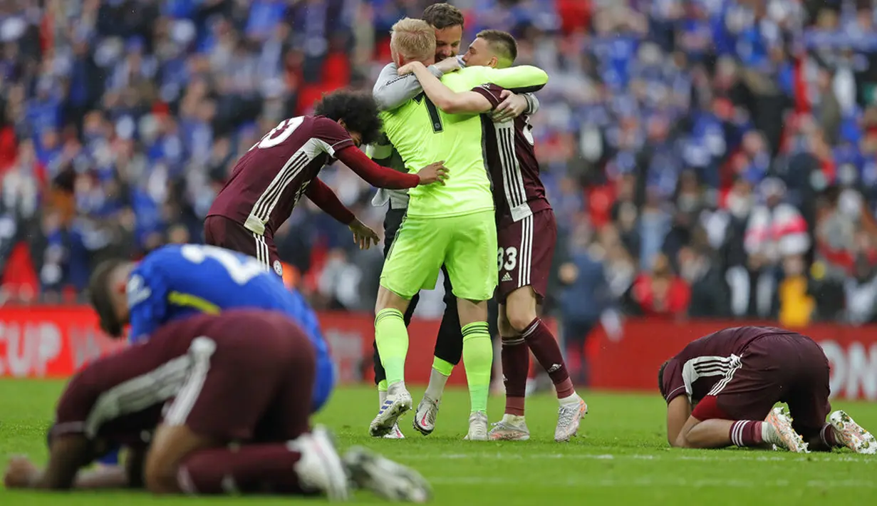Pemain Leicester City berpesta pada akhir pertandingan final Piala FA melawan Chelsea di Stadion Wembley, London, Inggris, Sabtu (15/5/2021). Leicester City mengalahkan Chelsea 1-0. (AP Photo/Kirsty Wigglesworth, Pool)