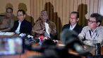 Para Pimpinan KPK mengadakan konferensi pers di Gedung KPK usai bertemu Presiden Jokowi, Jakarta, Rabu (25/2/2015). Plt Ketua KPK Taufiequrachman Ruki memberikan pernyataan terkait kasus AS dan BW (Liputan6.com/Johan Tallo)