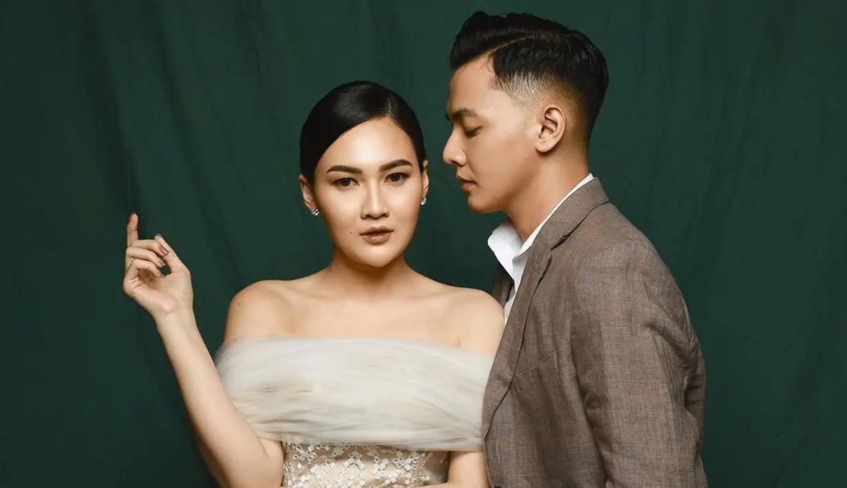 Meski kini sudah dikaruniai seorang anak, Nella Kharisma dan Dory Harsa tetap terlihat mesra. Dalam pemotretan terlihat elegan dan serasi. Nella tampil anggun dengan gaun berwarna nude. Sementara Dory Harsa tampak mengenakan setekan jas abu-abu. (Liputan6.com/IG/@faralljibrill)