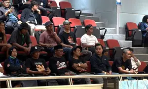 Aktivis Aliansi Masyarakat Pati Bersatu (AMPB) Supriyono alias Botok bersama rekannya diterima oleh DPR dan langsung menuju ruang sidang Paripurna. (Foto: Liputan6.com/Delvira Hutabarat).
