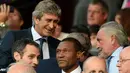 Manajer Manchester City, Manuel Pellegrini terlihat menonton jalannya pertandingan Liga Inggris antara Manchester United melawan Chelsea di Stadion Old Trafford, Manchester Selasa 27 Agustus 2013. (AFP/Andrew Yates)