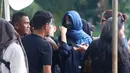 Istri dari Oxavia Aldiano atau lebih dikenal dengan nama Vidi Aldiano saat mengikuti prosesi pemakaman suaminya di Tempat Pemakaman Umum (TPU) Tanah Kusir, Jakarta, Minggu (8/3/2026). (Kapanlagi.com/Budy Santoso)