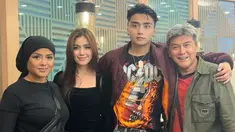 Kekasih dari Rinoa Aurora adalah Leon Dozan, putra pertama dari Betharia Sonata dan Willy Dozan. Rupanya, hubungan asmara antara Leon dan Rinoa sudah berjalan dari awal tahun ini. Terlihat pada unggahan di laman Instagram Betharia, penyanyi era 80-an itu pernah membagikan potret kebersamaan keluarga dengan Rinoa. (Liputan6.com/IG/@official.bethariasonata)