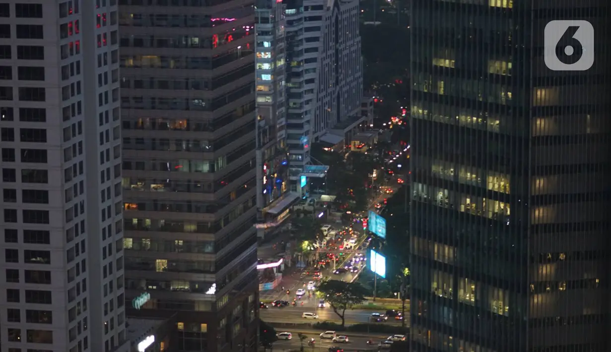 Suasana gedung perkantoran terlihat dari kawasan Senayan, Jakarta, Kamis (16/1/2020).Colliers International Indonesia memperkirakan pasar gedung perkantoran masih akan tertekan di tahun ini, penyebabnya ketidakseimbangan antara pasokan dengan permintaan. (Liputan6.com/Immanuel Antonius)