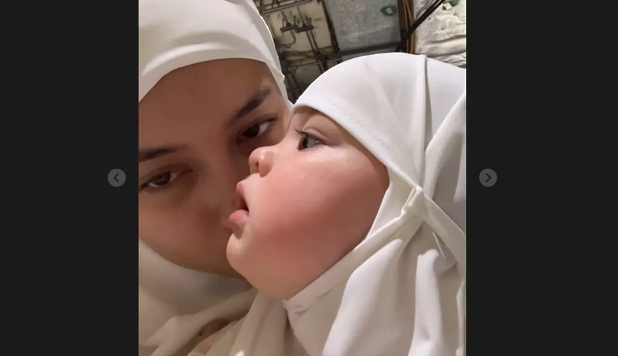 Jennifer langsung menangis saat putrinya memanggil almarhum ayahnya, "Di puteran ke 5 kamari nunjuk” keatas bilang papa.. papa.., dali .. aku yakin kamu ada disini hari ini kamu ada dideket aku aku bisa merasakannya."  (Foto: Instagram/ jennifercoppenreal20)