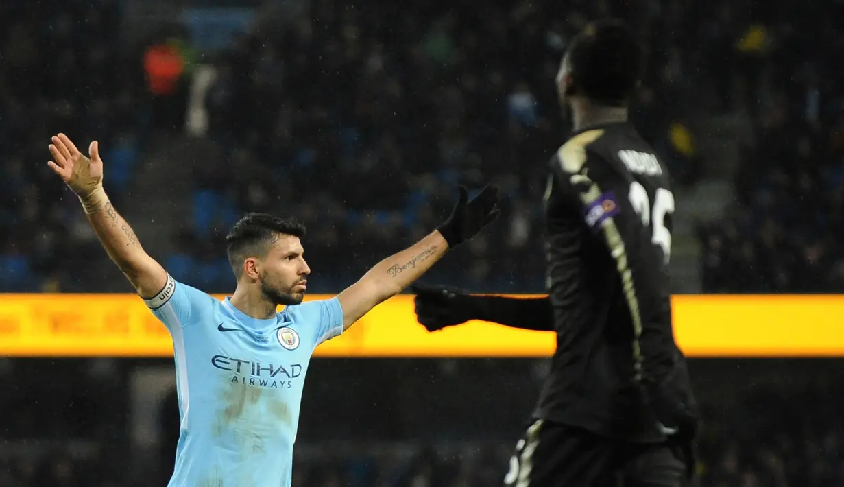 Sergio Aguero mengangkat kedua tangan merayakan golnya saat Manchester City bertanding melawan Leicester City di Stadion Etihad, Manchester, Inggris, Sabtu (10/2). Dalam pertandingan tersebut Aguero mencetak empat gol. (AP Photo/Rui Vieira)
