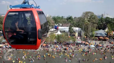 Pengunjung menggunakan wahana Gondola untuk menikmati area wisata Ancol, Jakarta, Sabtu (18/7/2015). Wisata pantai Ancol masih menjadi pilihan favorit warga Jakarta untuk mengisi libur lebaran kedua ini bersama keluarga. (Liputan6.com/JohanTallo)