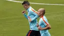 Arjen Robben (kanna) dan Robin van Persie saat melakukan pemanasan bersama timnas Belanda di Stade de France stadium, Saint Denis, (30/8/2017). Belanda akan melawan Prancis pada kualifikasi grup A Piala Dunia 2018. (AP/Christophe Ena)