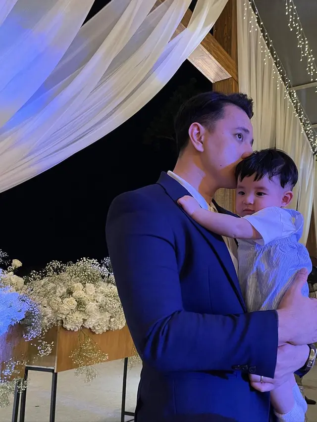 6 Potret Seru Billy Davidson Asuh Baby Pierce yang Kini Makin Gemas