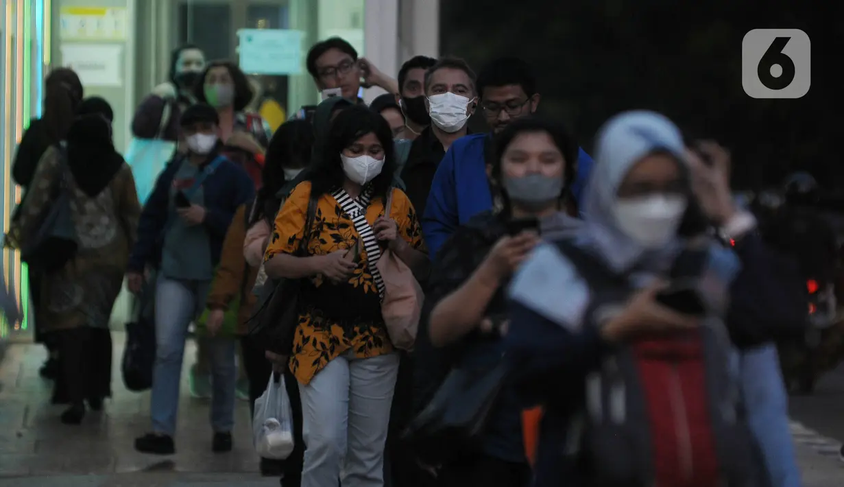 Budaya antre menunggu untuk menaiki moda transportasi berbasis angkot sangat langka di Jakarta. (merdeka.com/Imam Buhori)