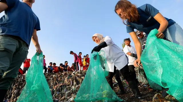 Sungai Watch bersama Bupati Banyuwangi Ipuk Fiestiandani membersihkan sampah Ptai Teratas (Istimewa)