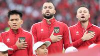 Tiga pemain Timnas Indonesia (dari kiri) Witan Sulaeman, Jordi Amat dan Marc Klok menyanyikan lagu Indonesia Raya sebelum dimulainya laga matchday ketiga Grup A Piala AFF 2022 menghadapi Thailand di Stadion Utama Gelora Bung Karno, Senayan, Jakarta, Kamis (29/12/2022) sore WIB. (Bola.com/Abdul Aziz)