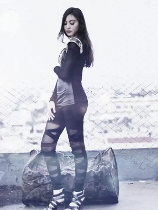 Akibat ulah negatifnya, kini sudah beredar video di Medan, Sumatera Utara yang memperlihatkan sekelompok siswi SMA yang hendak konvoi dan berpesta rayakan hari terakhir ujian nasional yang jatuh pada hari ini. (viainstagram@sonyadepari/Bintang.com)