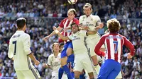 Duel udara bek Atletico Madrid, Diego Godin kontra pemain Real Madrid, Gareth Bale, pada laga lanjutan La Liga 2016-2017, di Stadion Santiago Bernabeu, Sabtu (8/4/2017) malam WIB. (AFP/Gerard Julien)