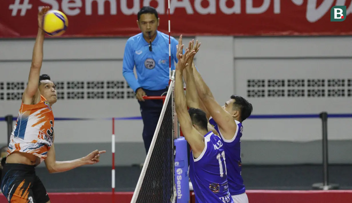 Pemain Jakarta BNI 46, Sigit Ardian (kiri), melepaskan spike saat melawan Bogor LavAni pada laga seri pertama final four PLN Mobile Proliga 2022 di Padepokan Bola Voli Sentul, Jumat (11/3/2022). Jakarta BNI 46 kalah 0-3 dengan skor 19-25, 13-25, 11-25. (Bola.com/M Iqbal Ichsan)