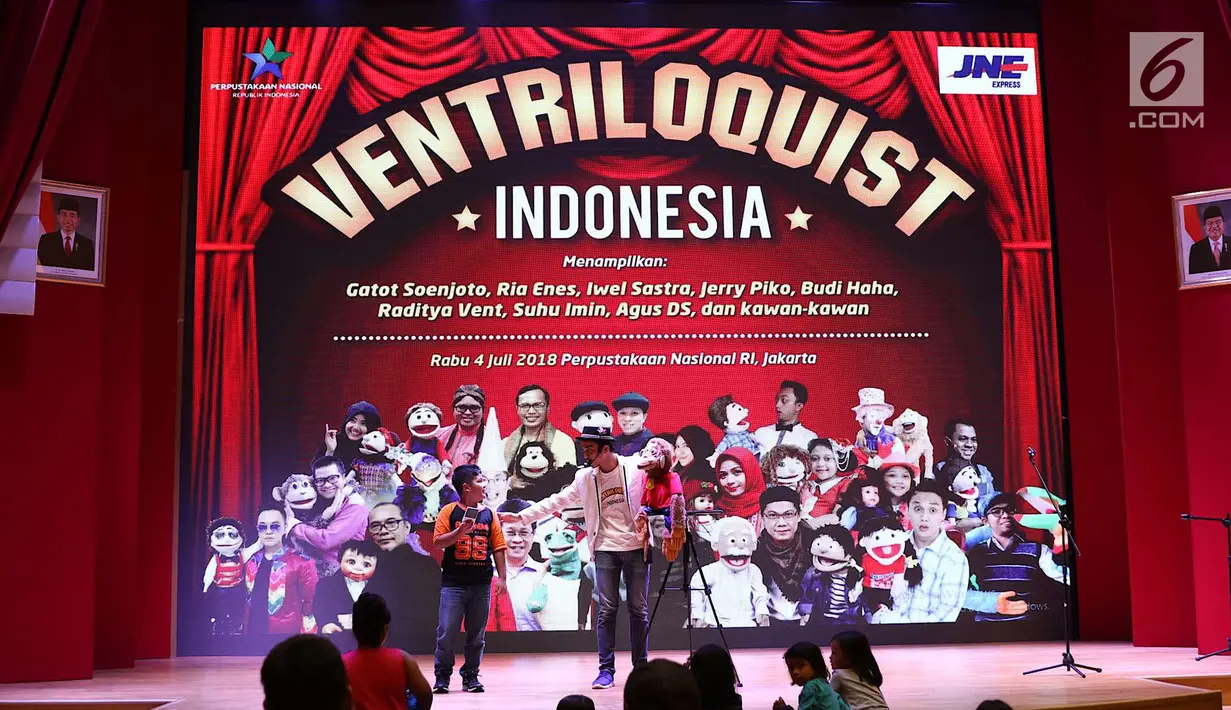 Seniman ventriloquist atau seni berbicara tanpa menggerakkan bibir berinteraksi dengan penonton anak-anak dalam pertunjukan Ventriloquist Indonesia di Perpustakaan Nasional, Jakarta, Rabu (4/7). (Liputan6.com/Immanuel Antonius)