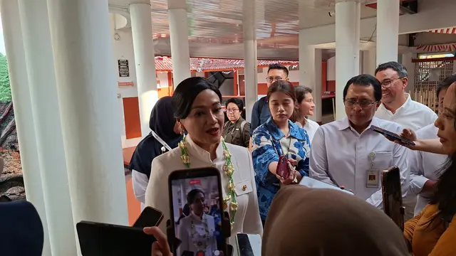 Ketua Dewan Komisioner OJK, Friderica Widyasari Dewi dalam acara Hari Indonesia Menabung di Sekolah Rakyat Menengah Atas (SRMA) 13, Bekasi, Jawa Barat, Jumat (28/8/2026). (Liputan6.com/Arief)