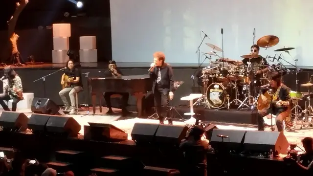 Band legendaris God Bless menggelar konser unplugged di Balai Sarbini, Jakarta, Sabtu (17/5/2025) malam. (M Altaf Jauhar/ Liputan6.com)
