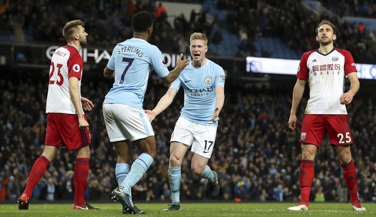 Pemain Manchester City, Kevin De Bruyne (kanan)  dan Raheem Sterling merayakan gol saat melawan West Bromwich Albion pada lanjutan Premier League di The Etihad Stadium, Manchester, (31/1/2018). Manchester City menang 3-0. (Martin Rickett/PA via AP)