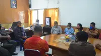 Foto : 19 anggota DPRD Sikka, NTT saat berada di Polres Sikka membuat laporan polisi terkait pelecehan lembaga DPRD (Liputan6.com/Dion)