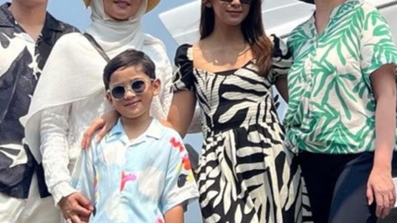 Ini potret Cut Keke bersama para pemain Takdir Cinta yang Kupilih. Tampak Cut Keke bareng Alisia Rininta, Randy Pangalila, Ratu Dewi, dan Darren.