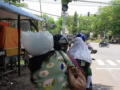 Ingat, kantong plastik tidak bisa melindungi kepalamu.(Source: 1cak.com)