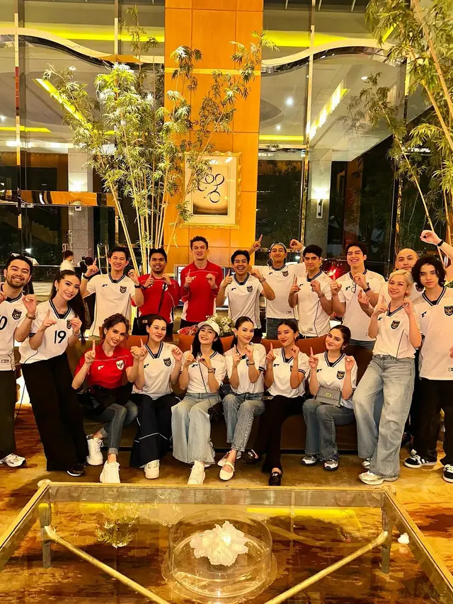 8 Potret Artis Nonton Timnas Indonesia Vs Bahrain di GBK, Kompak Pakai Jersey
