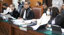 Terdakwa kasus pembunuhan Brigadir Nopriansyah Yosua Hutabarat atau Brigadir J, Putri Candrawathi (kedua kanan) menjalani sidang lanjutan dengan agenda mendengarkan keterangan saksi dari Jaksa Penuntut Umum (JPU) di Pengadilan Negeri Jakarta Selatan, Selasa (8/11/2022). Dalam sidang tersebut JPU menghadirkan 10 orang saksi. (Liputan6.com/Faizal Fanani)