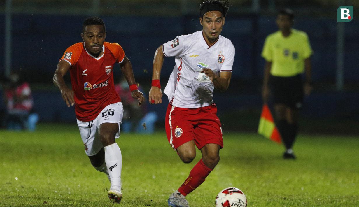 Pemain Persija Jakarta, Novri Setiawan (kanan) dijaga ketat pemain Borneo FC Samarinda Terens Owang Priska Puhiri (kiri) dalam pertandingan Babak Penyisihan Grup B Piala Menpora 2021 di Stadion Kanjuruhan, Malang. Sabtu (27/3/2021). (Bola.com/Ikhwan Yanuar)