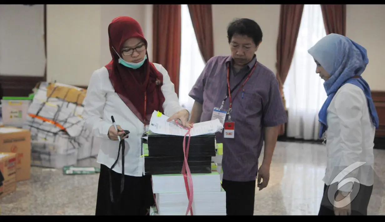 Berkas yang diberikan Tim Prabowo-Hatta telah disahkan oleh Mahkamah Konstitusi sebagai alat bukti, Jakarta, Senin (18/8/2014) (Liputan6.com/Herman Zakharia)