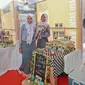 Tazkira Turahman dan Wa Ode Mayuni (16) berbangga dapat memenangkan kompetisi wirausaha nasional pada Festival Inovasi Kewirausahaan Siswa Indonesia atau FIKSI 2019 di Bandung, Jawa Barat.