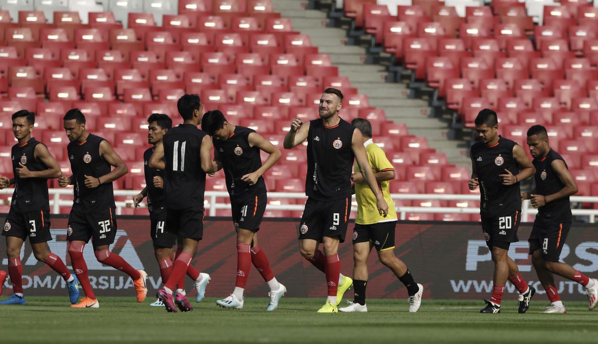 Pemain Persija Jakarta, Marko Simic, melakukan pemanasan saat latihan di SUGBK, Jakarta, Jumat (2/8). Jelang menghadapi Arema FC, Macan Kemayoran gelar latihan tertutup. (Bola.com/YoppyRenato)