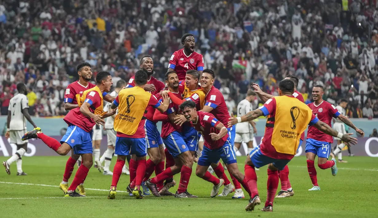 <p>Bek Kosta Rika, Juan Pablo Vargas merayakan dengan rekan setimnya setelah mencetak gol ke gawang Jerman pada pertandingan grup E Piala Dunia 2022 Qatar di di Stadion Al Bayt di Al Khor, Qatar, Jumat (2/12/2022). Jerman menang atas Kosta Rika dengan skor 4-2. (AP Photo/Matthias Schrader)</p>