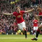 Selebrasi gelandang Manchester United, Angel Di Maria (kanan) usai menjebol gawang Everton di Stadion Old Trafford, (5/10/2014). (REUTERS/Phil Noble)