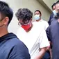 Penyanyi Ardhito Pramono ditangkap penyidik Polres Jakbar terkait kasus dugaan narkoba jenis ganja. (Liputan6.com/Ady Anugrahadi)