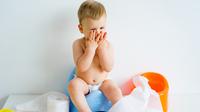 Anak belajar buang air kecil di toilet agar tak mengompol (iStock)