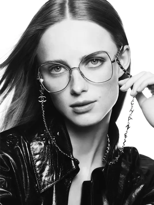 <p>Hadir dalam foto hitam-putih, model Rianne Van Rompaey, Blesnya Minher, dan Pan Haowen memancarkan pesona dengan fitur wajah dan garis bingkai koleksi eyewear Chanel 2022</p>