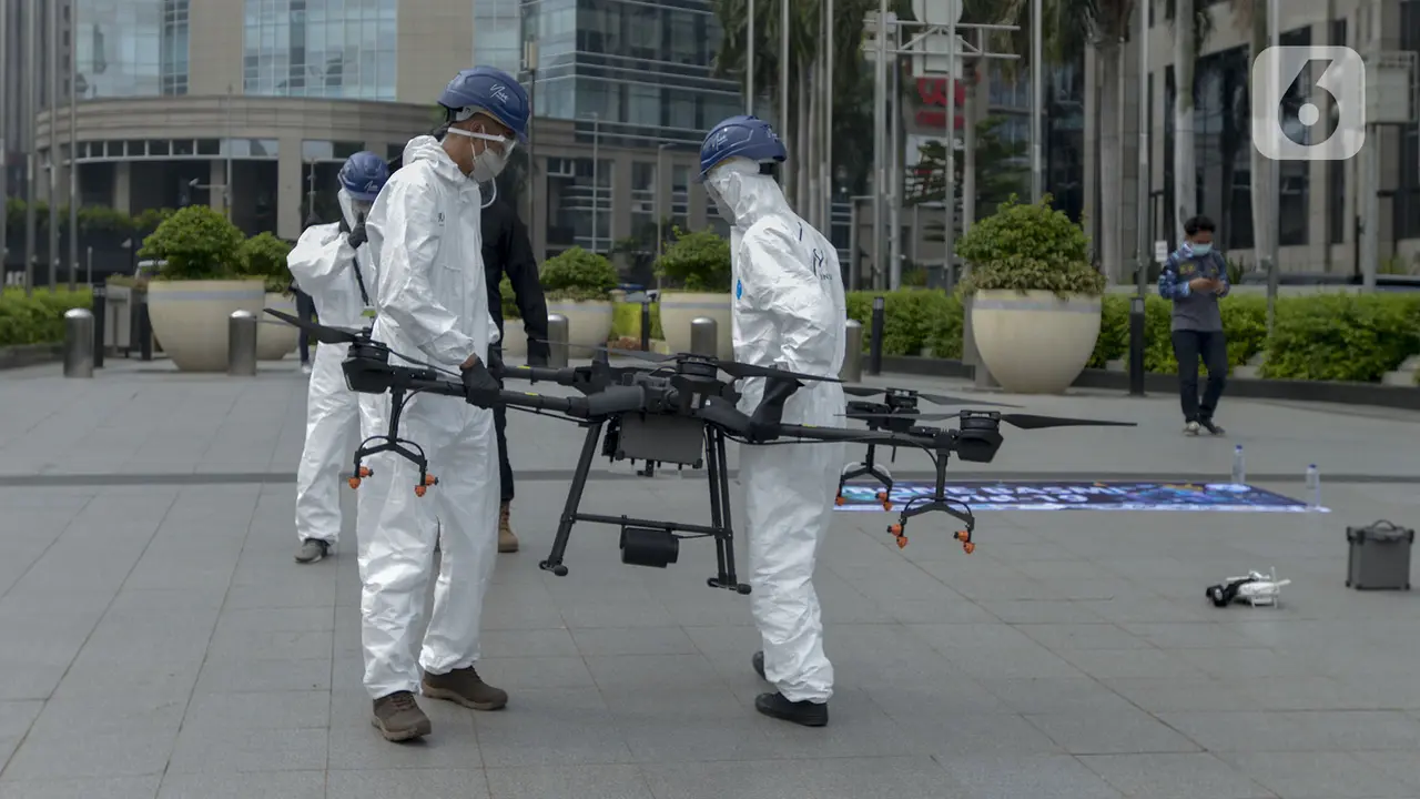 FOTO: Drone Semprotkan Cairan Disinfektan di Jalanan Jakarta