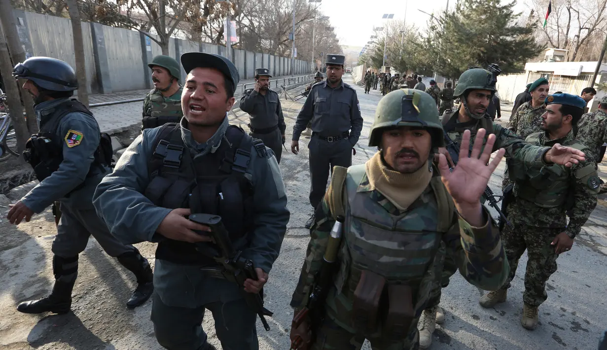Pasukan keamanan Afghanistan memblokade lokasi menuju rumah sakit militer terbesar di Kabul setelah insiden baku tembak di dalam gedung, Rabu (8/3). Sekelompok pria bersenjata menyerbu RS tersebut dan menewaskan lebih dari 30 orang. (AP Photo/Rahmat Gul)
