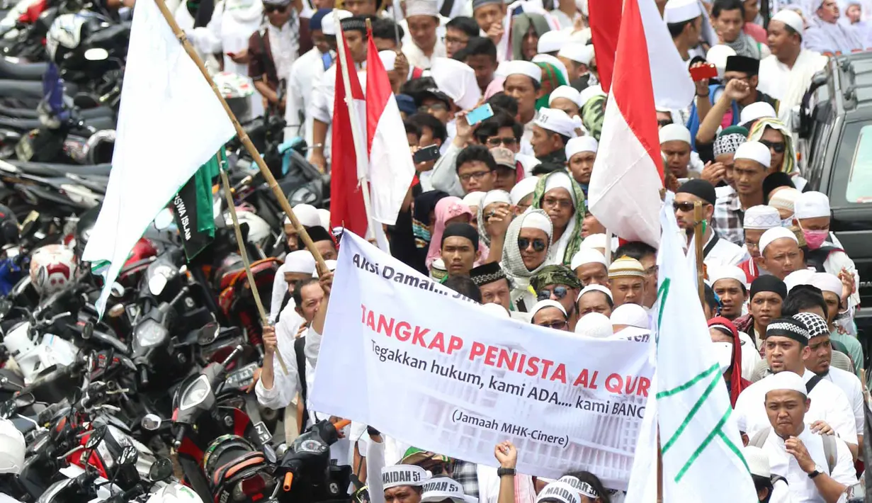 Ribuan demonstran mulai bergerak menuju Balai Kota, Jakarta, Jumat (4/11). Mereka akan melakukan unjuk rasa terkait dugaan penistaan agama yang dilakukan Basuki Tjahaja Purnama (Ahok). (Liputan6.com/Faizal Fanani)
