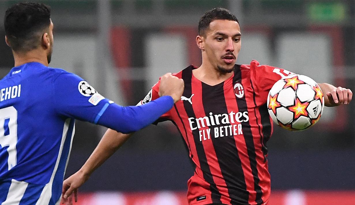 Ismael Bennacer. Gelandang Aljazair berusia 24 tahun ini didatangkan Arsenal dari AC Arles pada awal musim 2015/2016 dengan nilai transfer 300 ribu euro dan langsung memperkuat tim muda Arsenal U-21. Pada tengah musim 2016/2017 ia dipinjamkan tim muda U-23 Arsenal ke Tours FC hingga akhir musim. Belum sempat memperkuat tim senior Arsenal, ia dilepas ke Empoli pada awal musim 2017/2018 dengan mahar 1 juta euro. Bertahan 2 musim di Empoli, ia akhirnya hijrah ke AC Milan dengan nilai transfer 17,2 juta euro dan bertahan hingga kini. (AFP/Marco Bertorello)