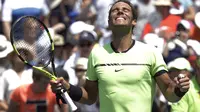 Rafael Nadal akan bertemu Roger Federer di final Miami Open 2017 setelah menumbangkan Fabio Fognini 6-1, 7-5, pada semifinal, Sabtu (1/4/2017) pagi WIB. (AP Photo/Lynne Sladky)