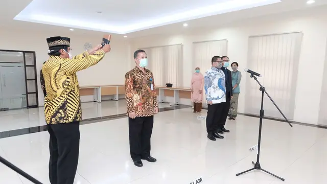 Menkeu Sri Mulyani melantik 2 pejabat di lingkungan Kementerian Keuangan yakni Basuki Purwadi sebagai Direktur Lembaga Manajemen Aset Negara (LMAN) dan Febrio Nathan Kacaribu sebagai Kepala Badan Kebijakan Fiskal. (Dok Kemenkeu)